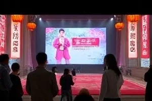 《直播间的沉默》空镜与弹幕墙示意