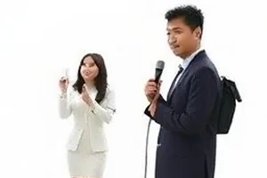 《巷口观察员》街采提问场景示意